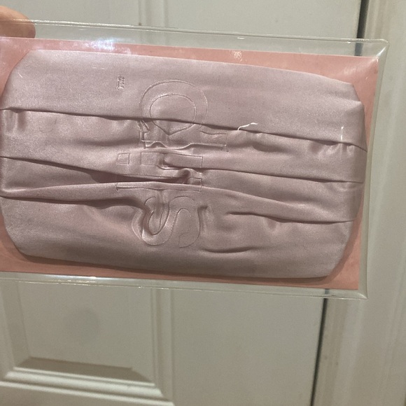 New Slip pink silk face mask - Picture 3 of 9
